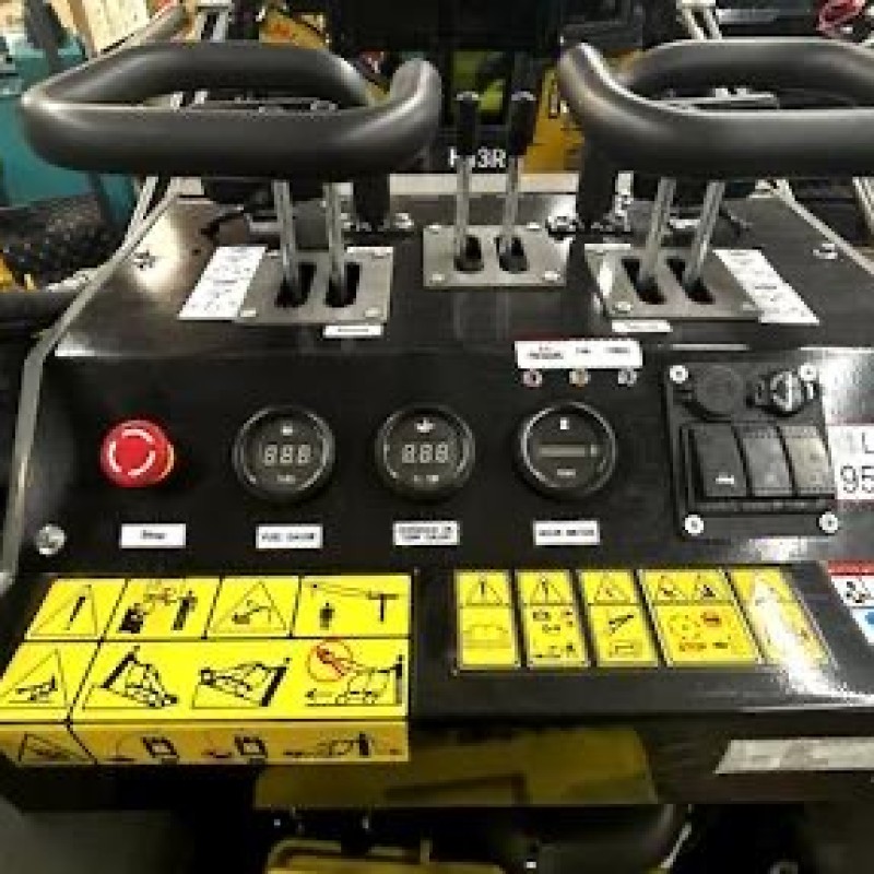 23HP 2100lb Mini Stand On 3 Pump Skid Loader MINI Crawler Briggs & Straton Gas Engine - CFG-CBT23